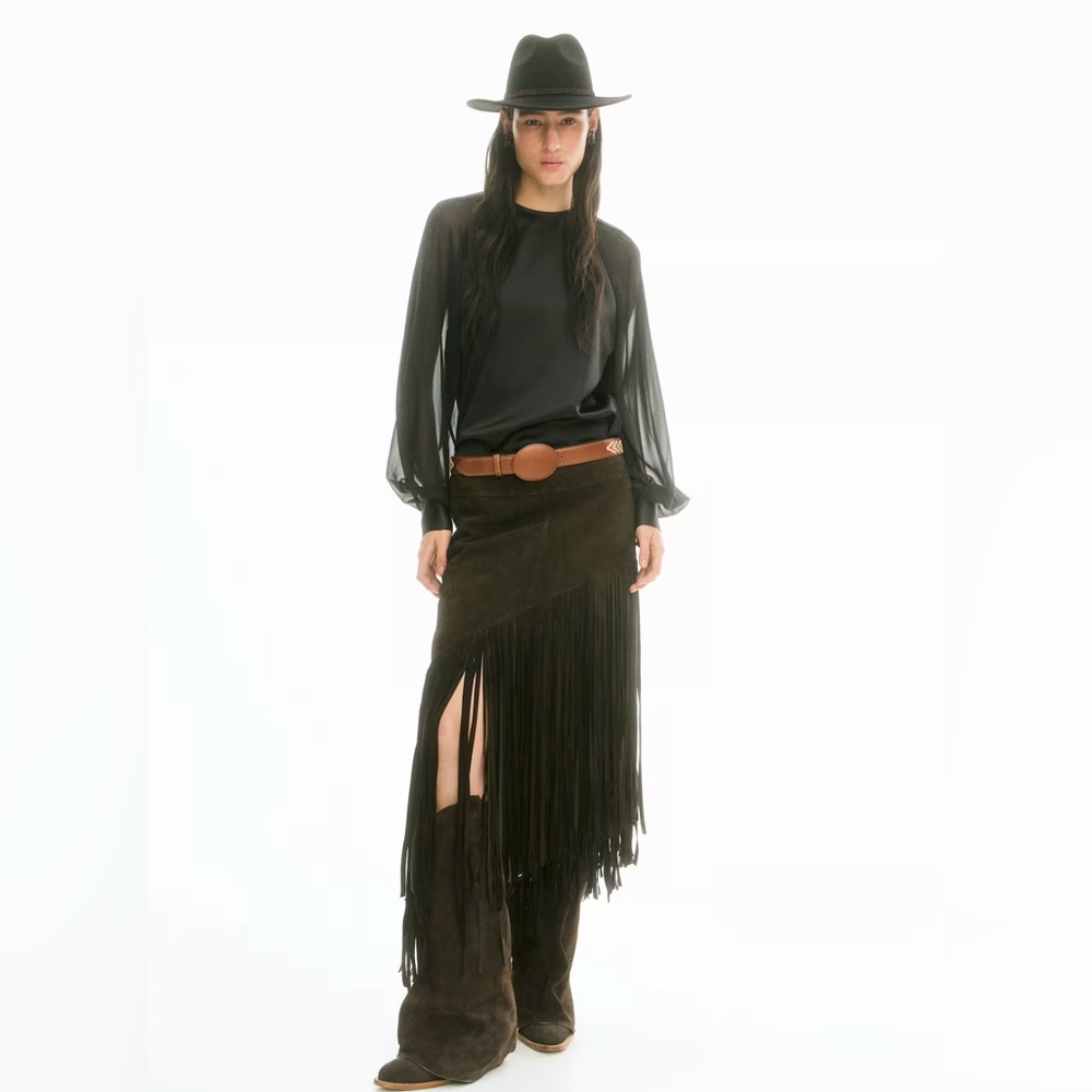 Lorena Saravia H&M
NWT DARL BROWN FRINGED SUEDE SKIRT